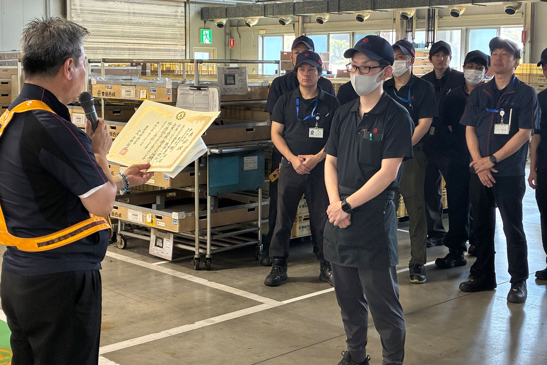 2024年度永年勤続表彰で表彰を受ける様子