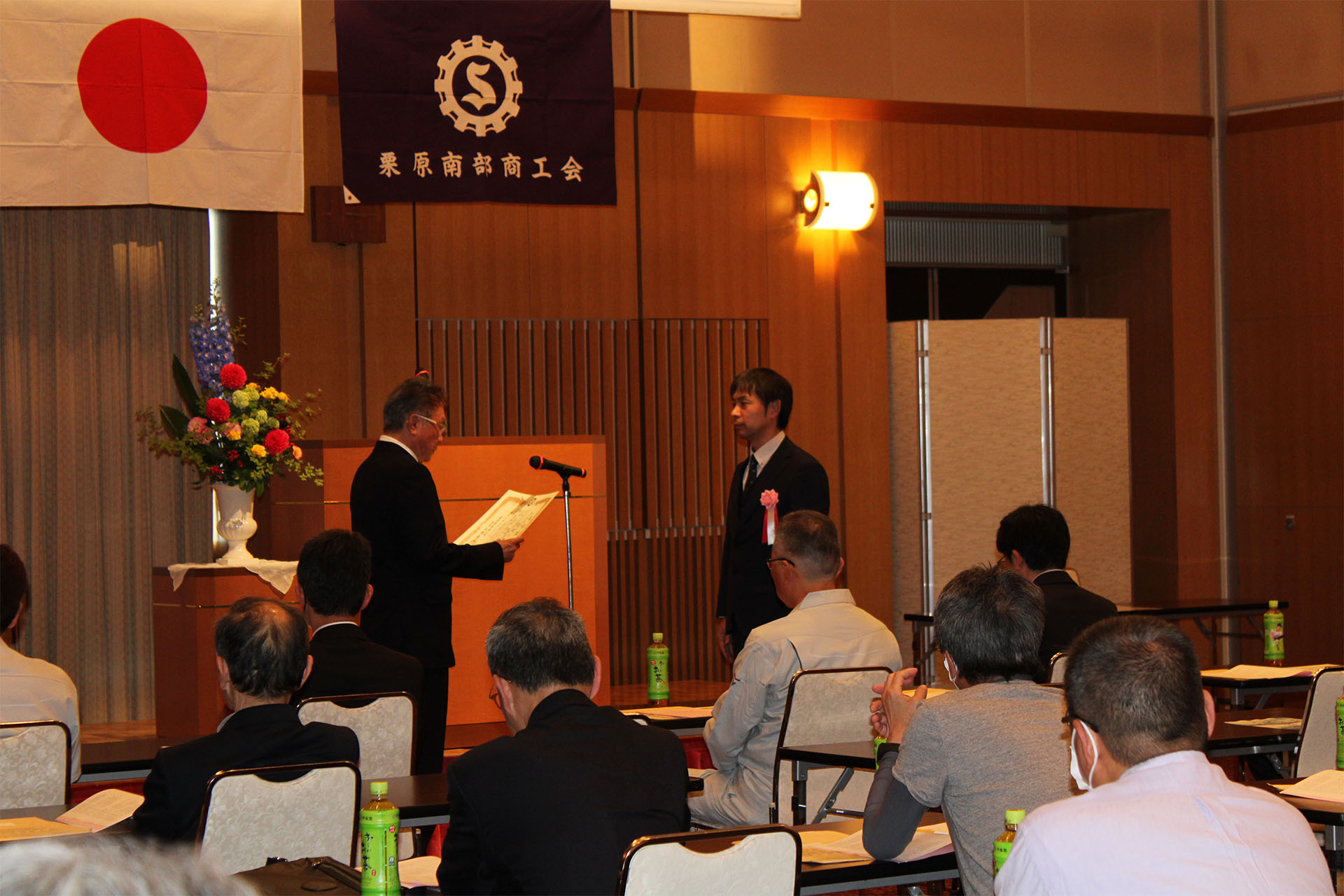 2024年度永年勤続表彰で従業員代表として表彰を受ける様子