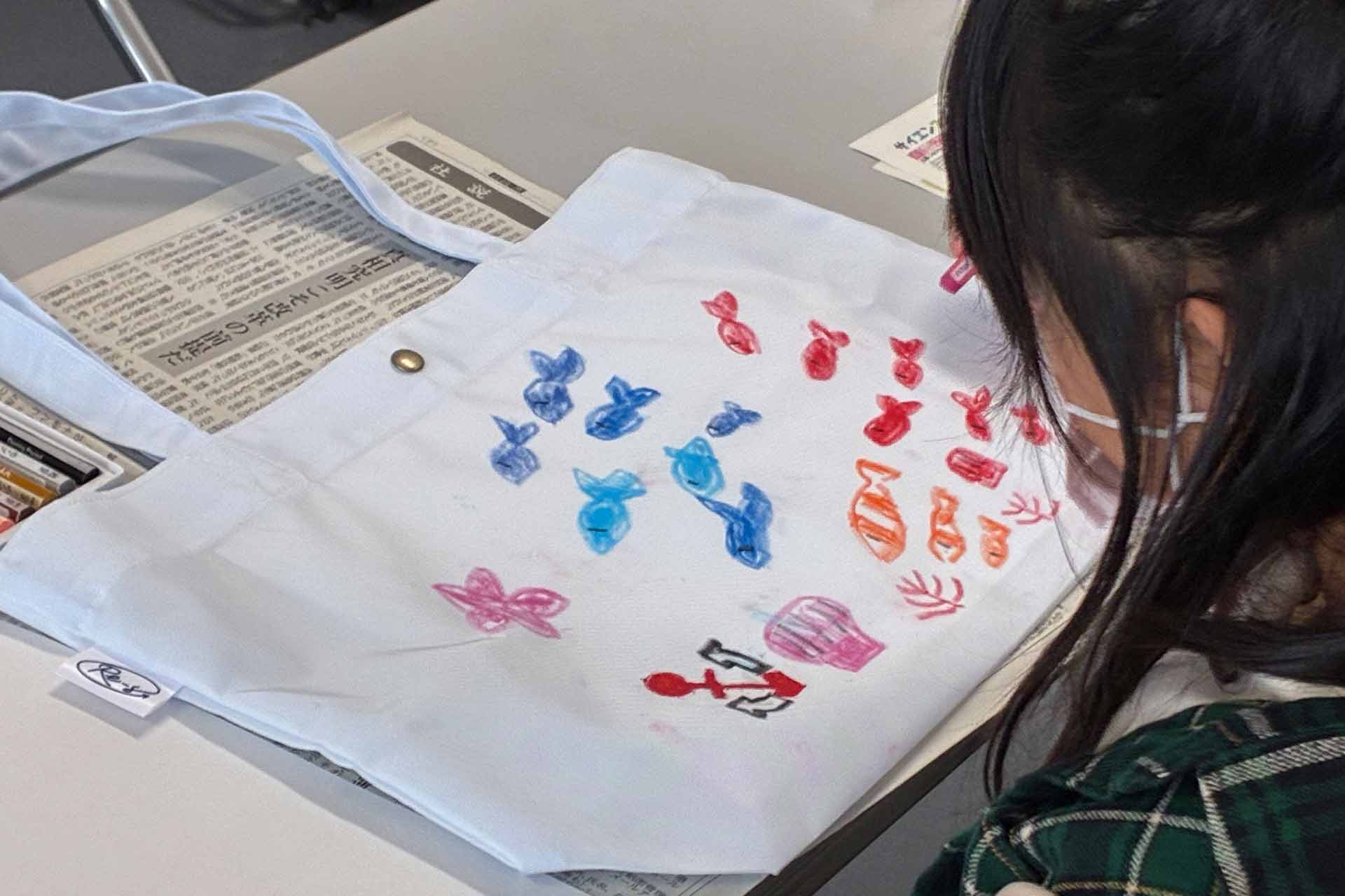 2025年10月 エコバックに絵を描く様子